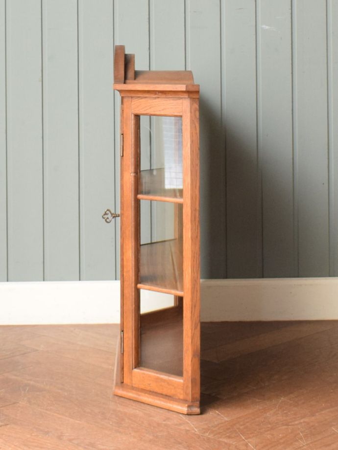 アンティークキャビネットの側面