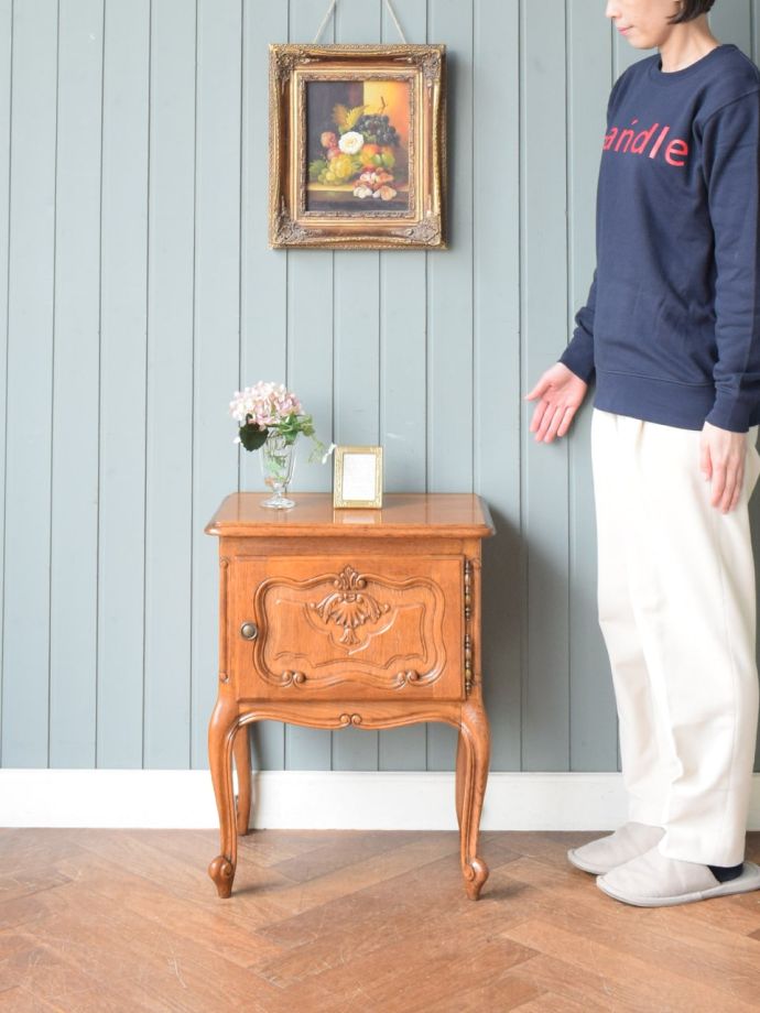 フランスの優雅なサイドキャビネット