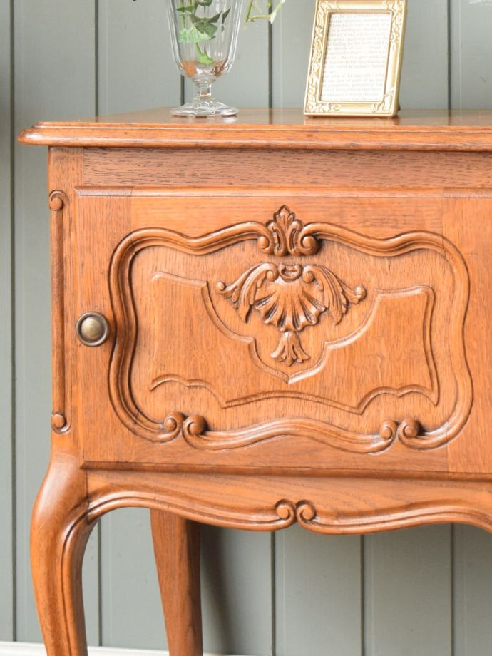 フランスのアンティークらしい美しい彫