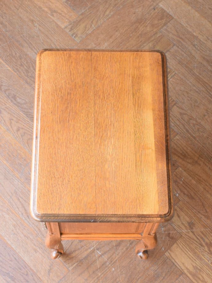 アンティークのサイドキャビネットの天板