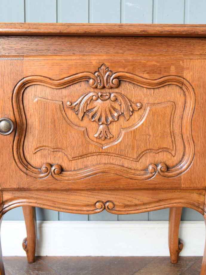 アンティーク家具の装飾