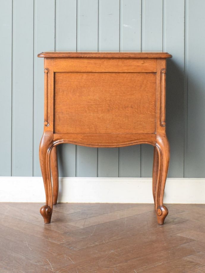 サイドキャビネットの後ろ姿