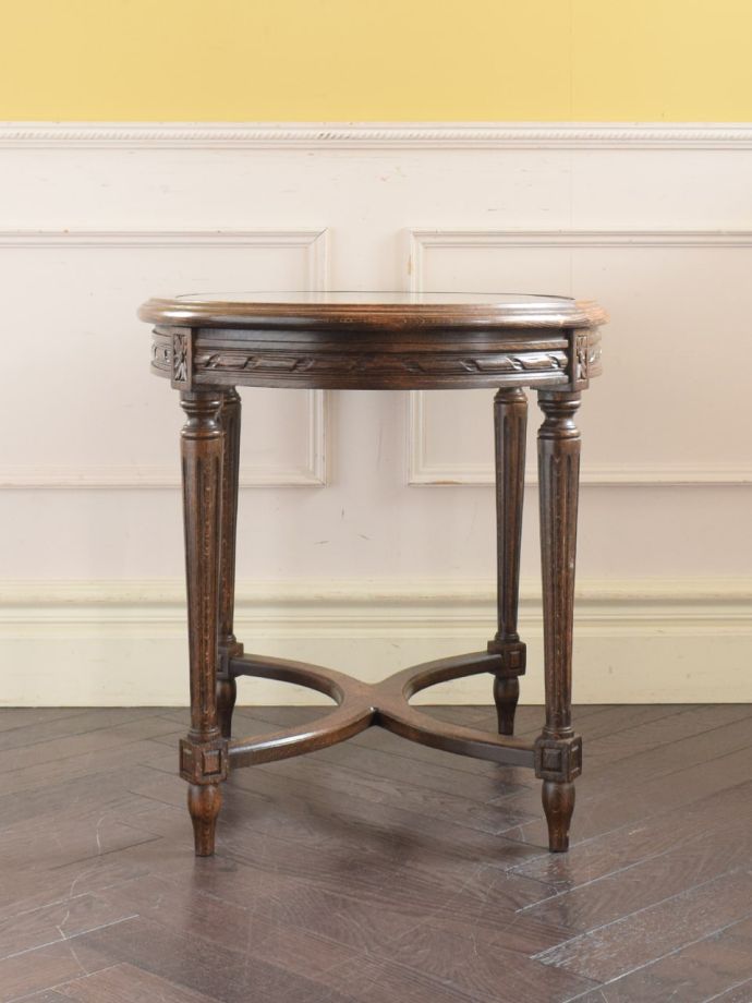 アンティークテーブルの横顔