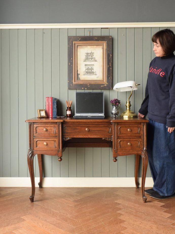 優雅な雰囲気に包まれるエレガントなデスク