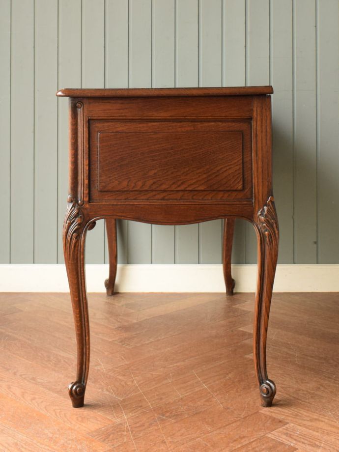 書斎デスクの側面