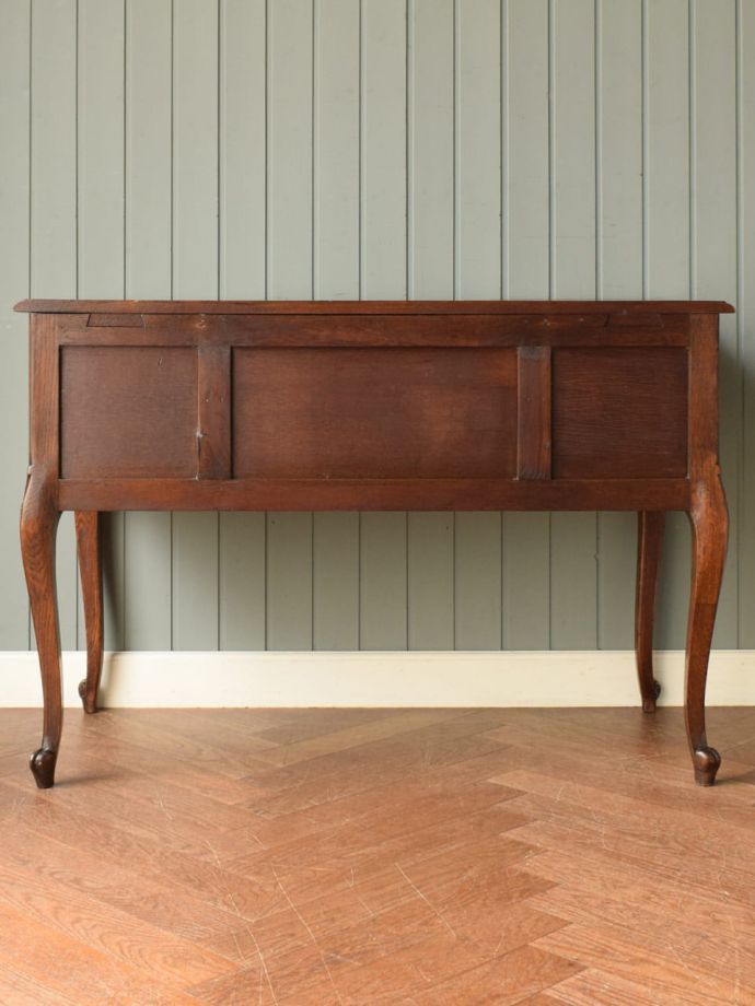 アンティークデスクの後ろ姿