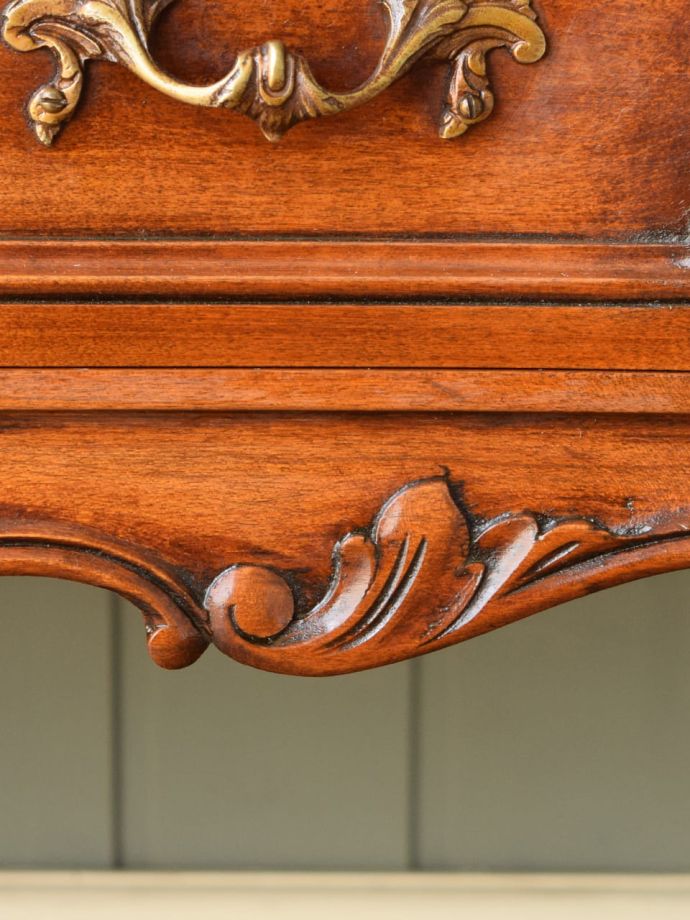 アンティークのチェストの装飾