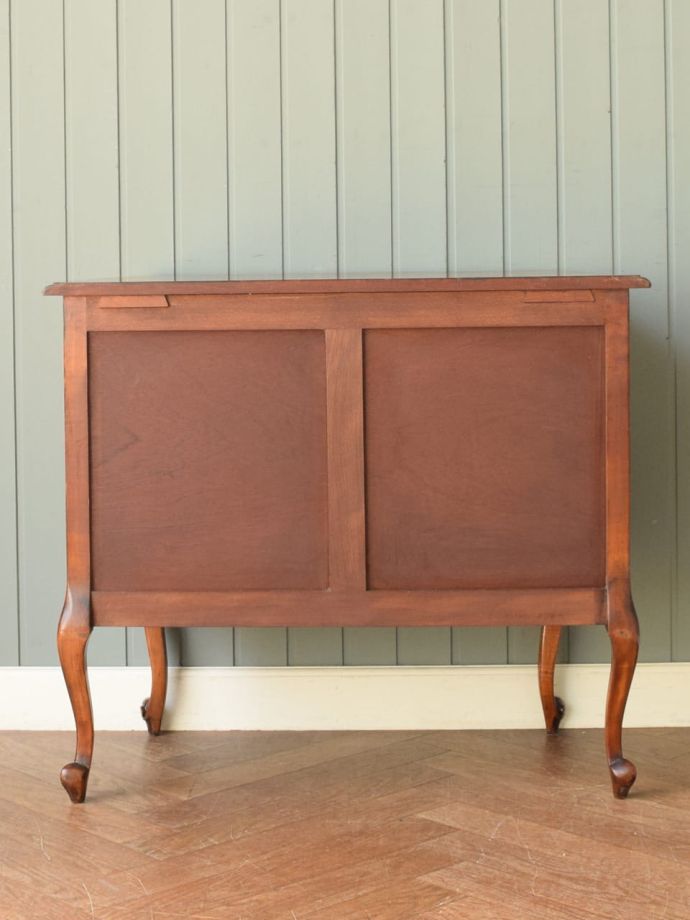 チェストの後ろ姿