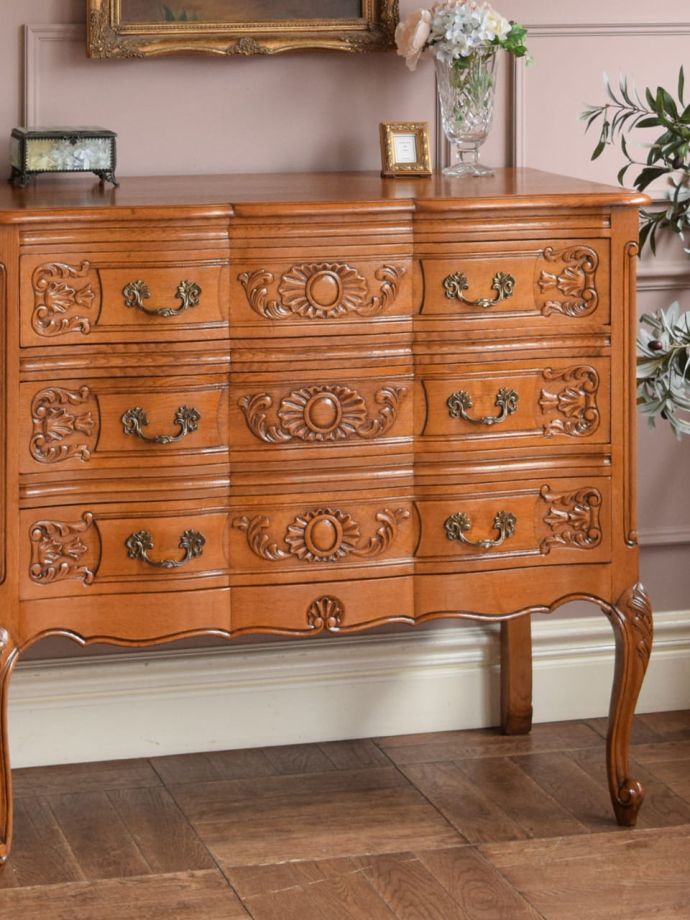 フランスの家具らしい美しいフォルム