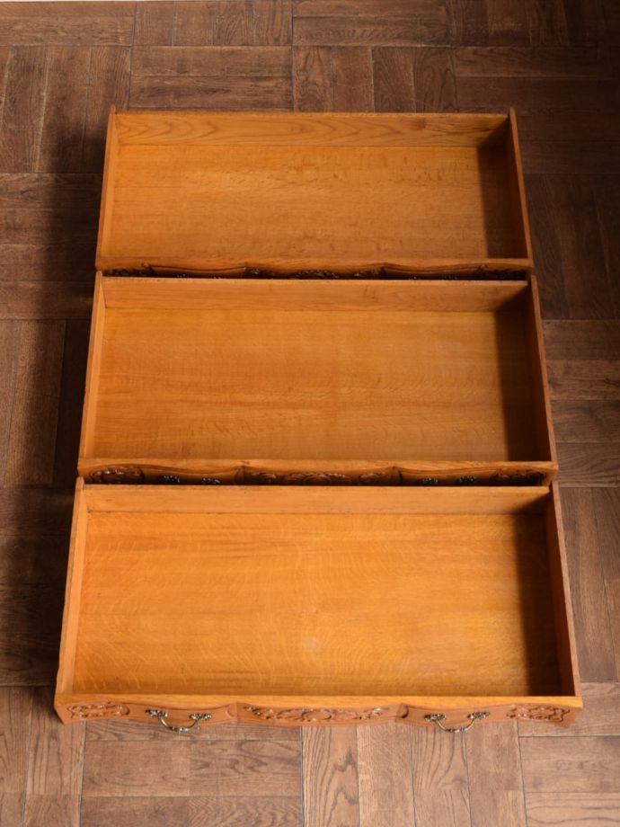 アンティークチェストの引き出しの中