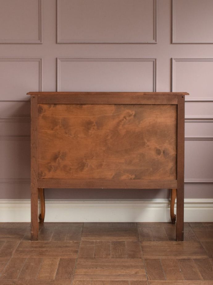 チェストの後ろ姿