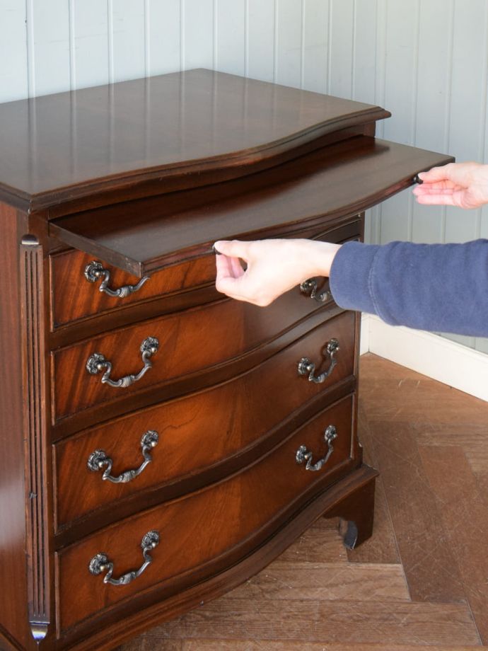 スライディングトレイ付きのチェスト