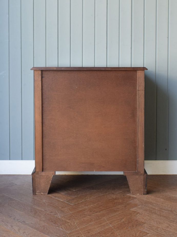 アンティークチェストの後ろ姿