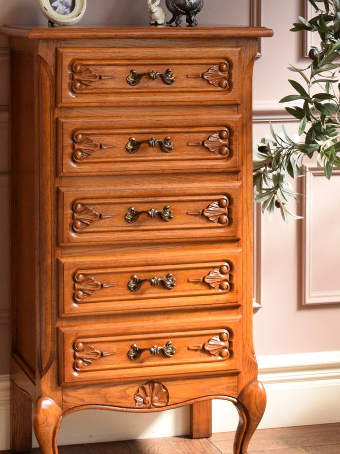 フランスの家具らしい美しいフォルム