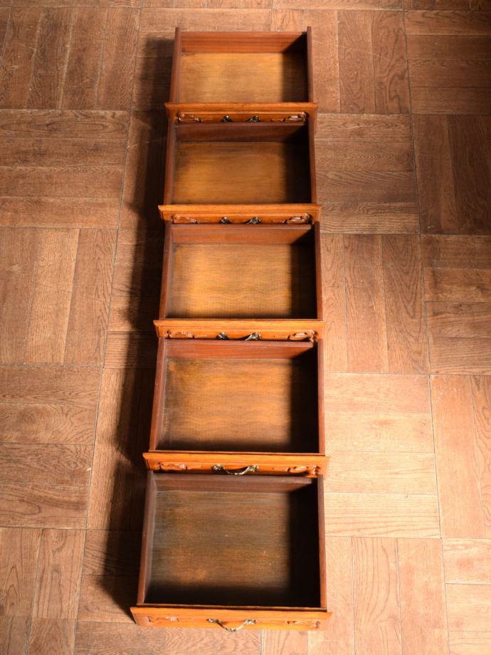 アンティークチェストの引き出しの中