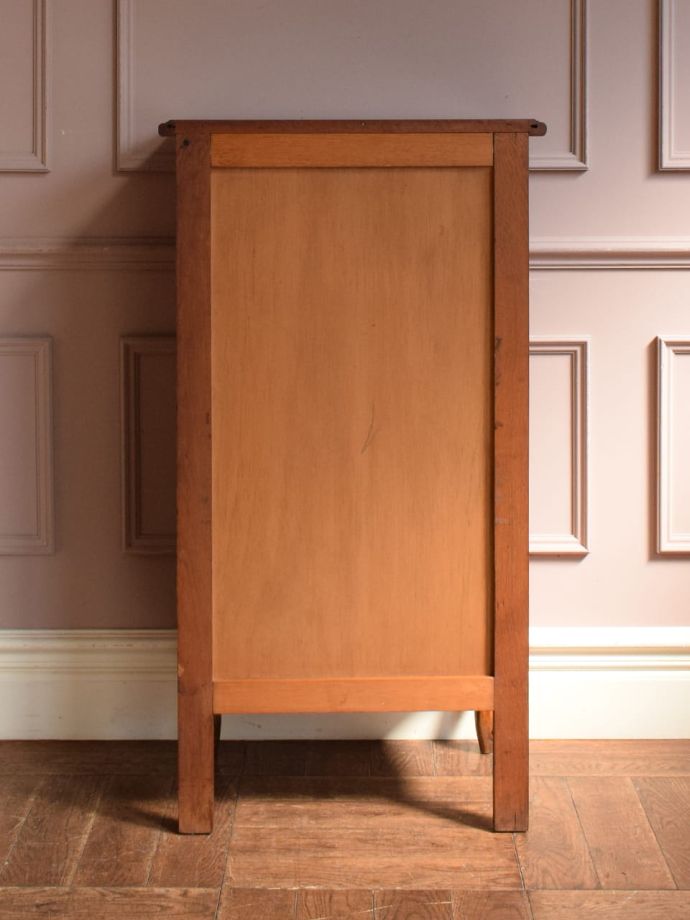 チェストの後ろ姿