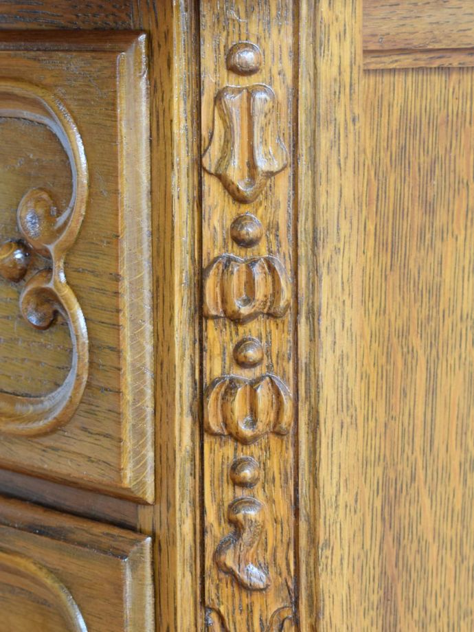 アンティークのチェストの装飾