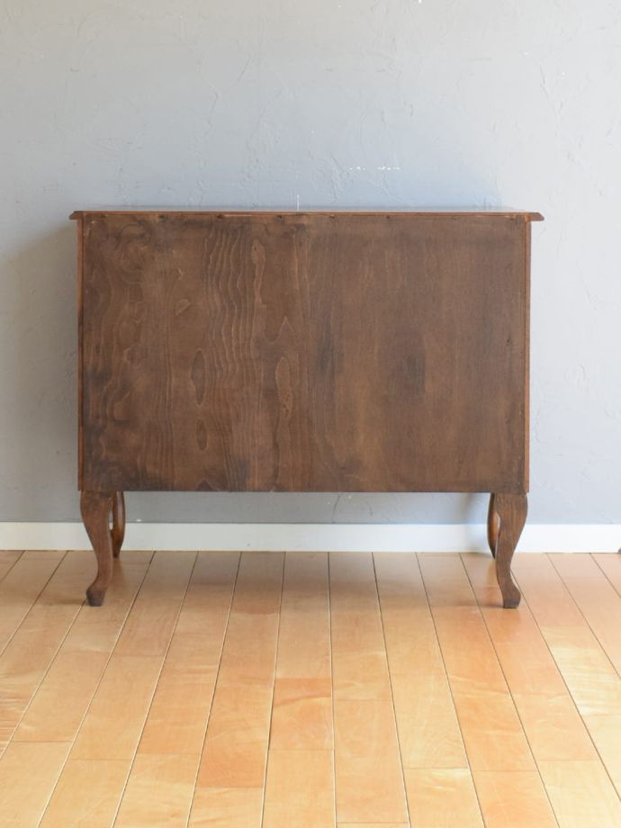 チェストの後ろ姿