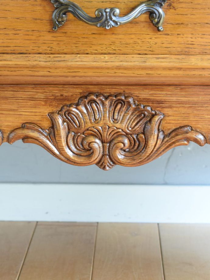 アンティークのチェストの装飾