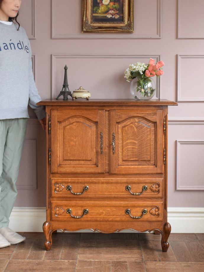 フランスの優雅なサイドボード