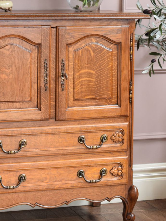 フランスのアンティークらしい美しい彫