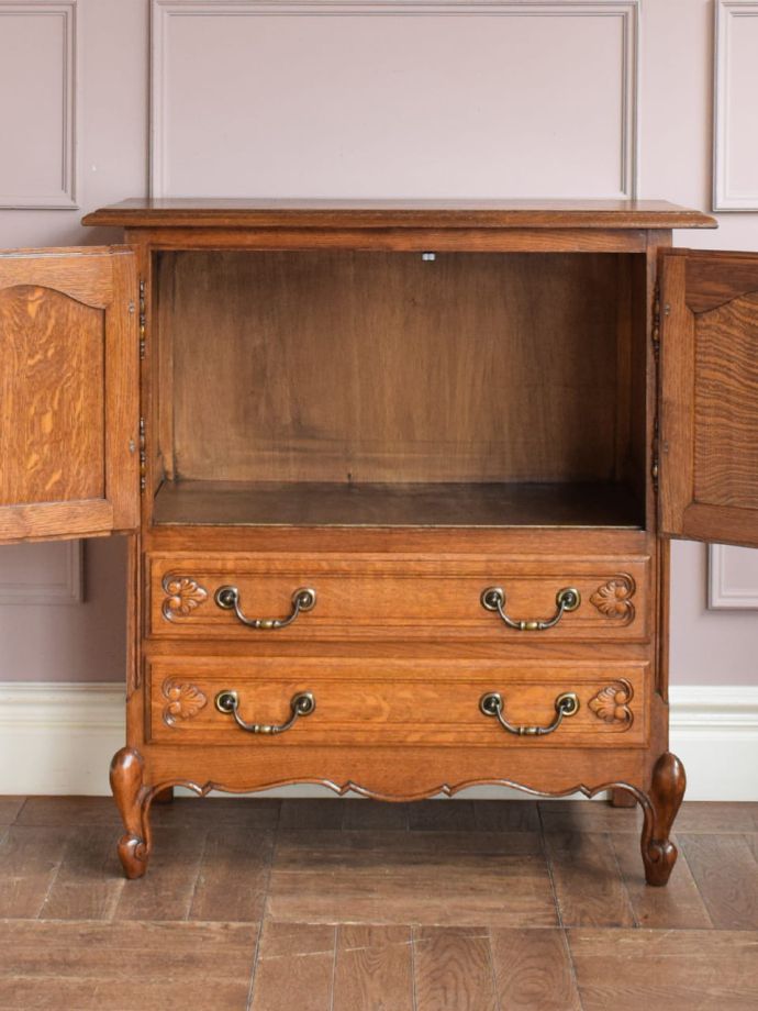 アンティークのサイドボードの扉の中