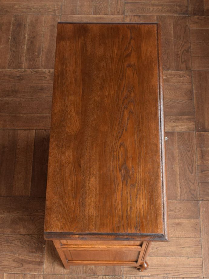 アンティークのサイドボードの天板