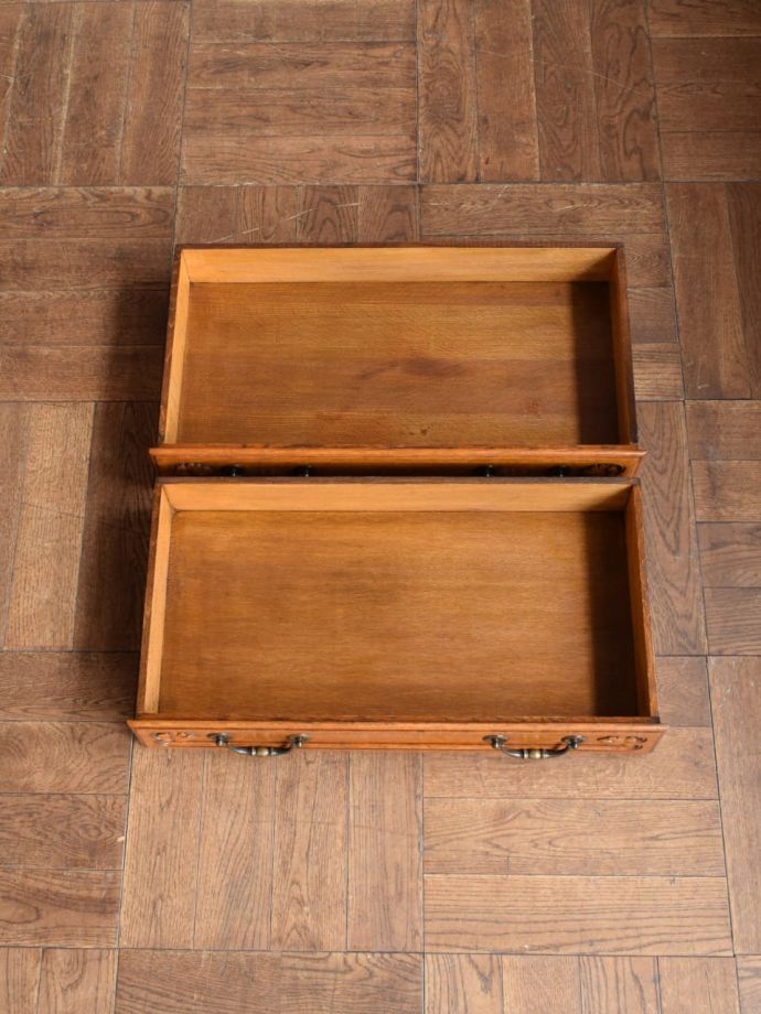 サイドボードの引き出しの中