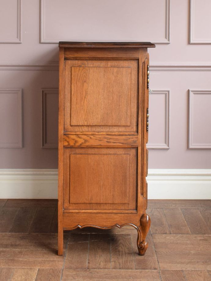 サイドボードの側面