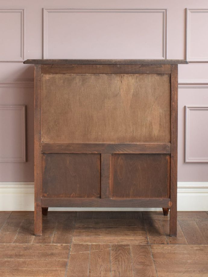 サイドボードの後ろ姿