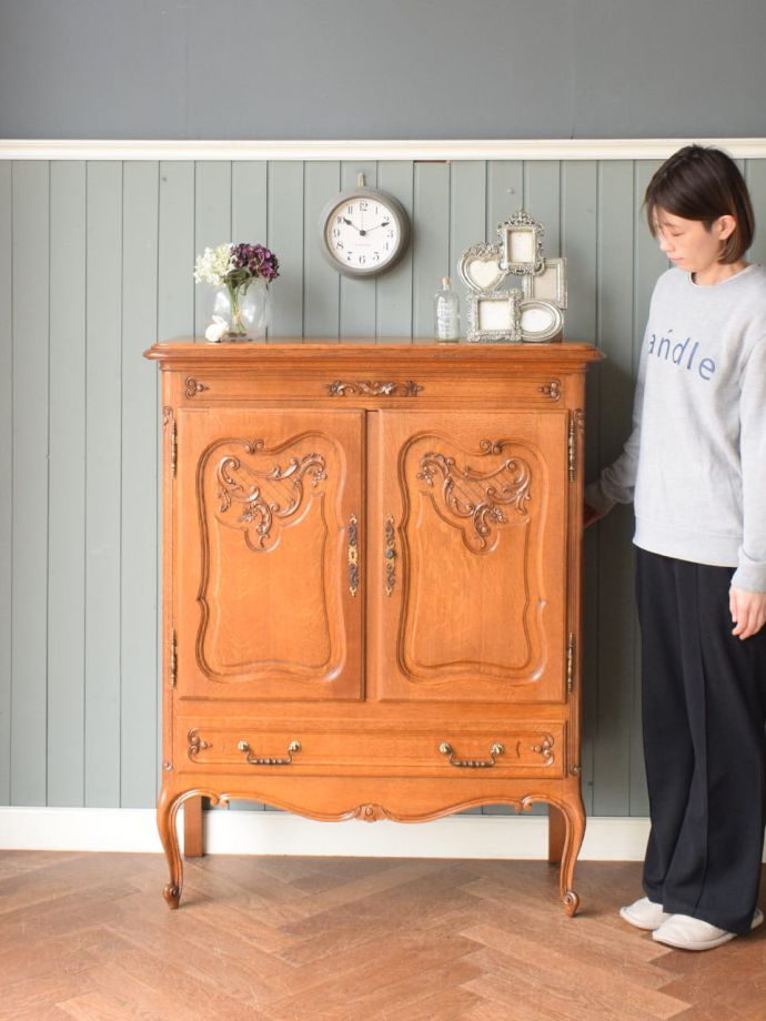 フランスの優雅なサイドボード