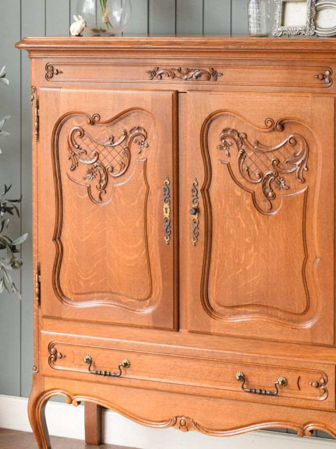 フランスのアンティークらしい美しい彫