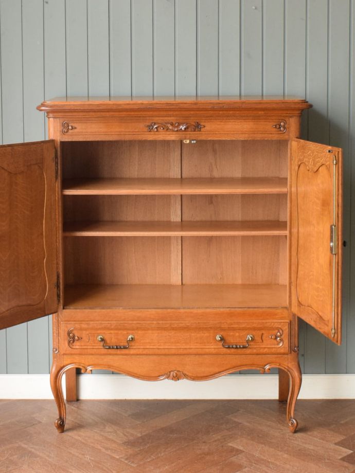 アンティークのサイドボードの扉の中