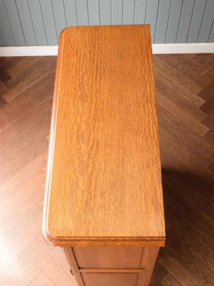 アンティークのサイドボードの天板