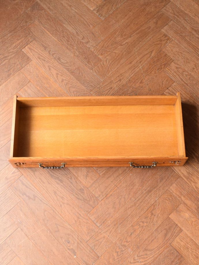 サイドボードの引き出しの中