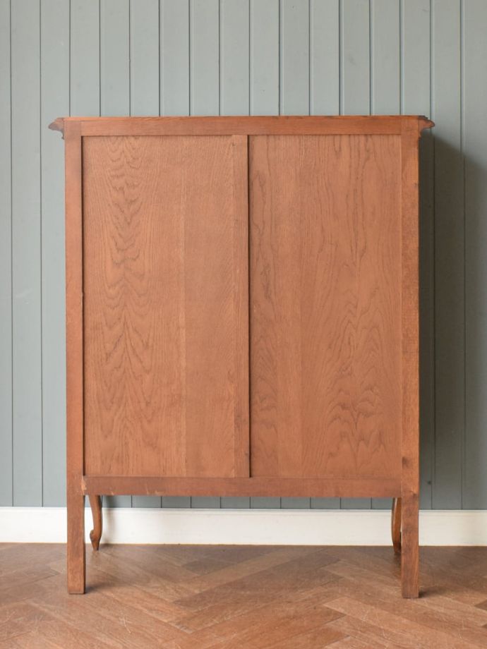 サイドボードの後ろ姿