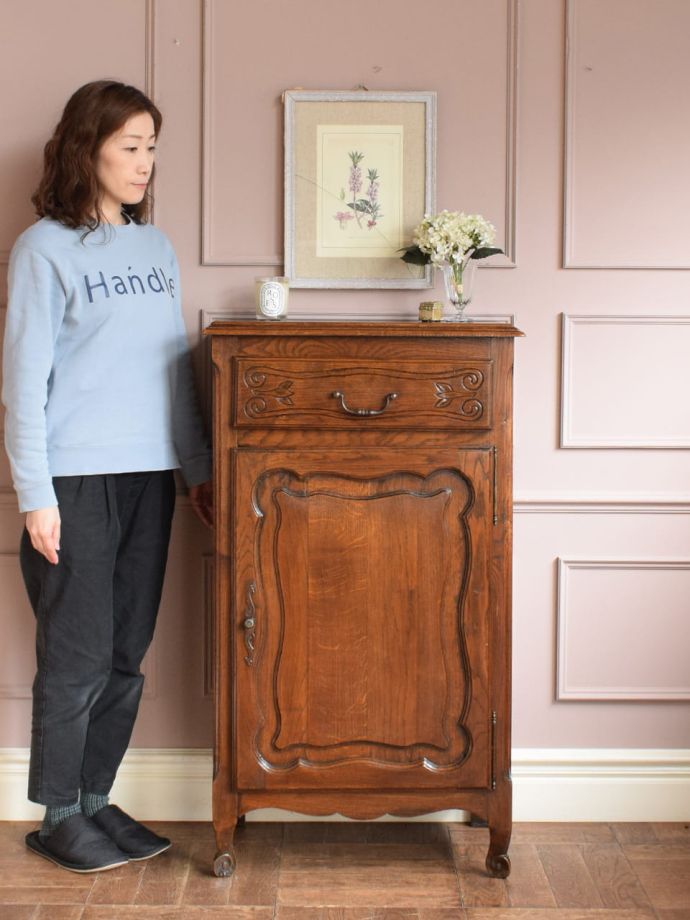 フランスの優雅なサイドボード