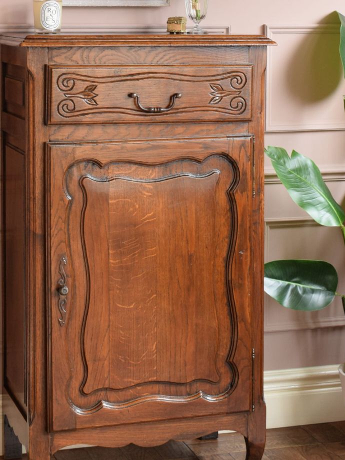 フランスのアンティークらしい美しい彫