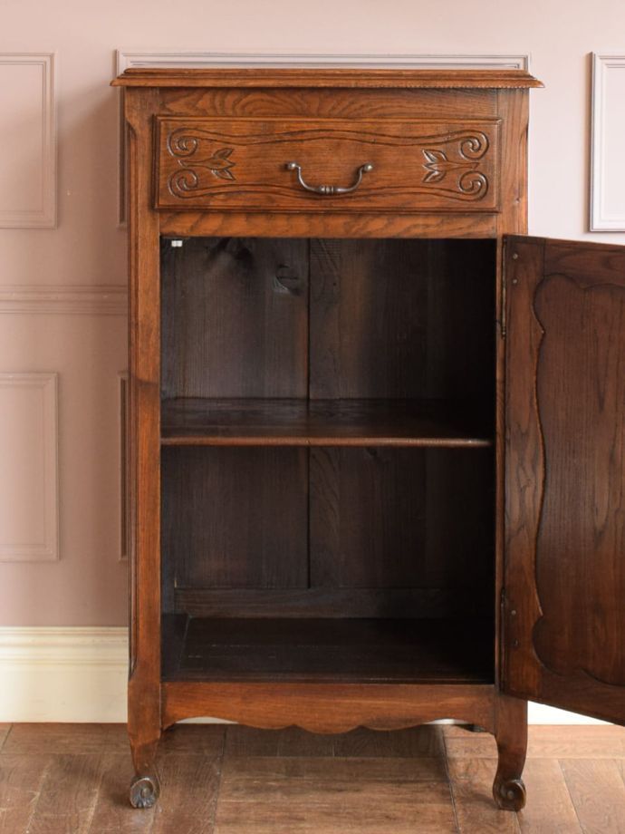 アンティークのサイドボードの扉の中