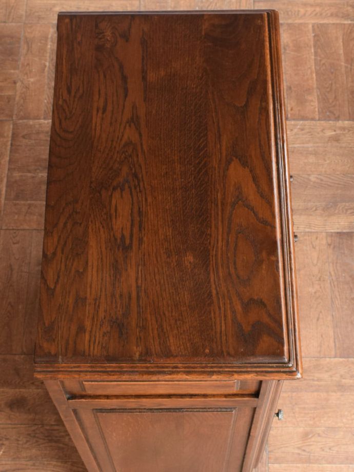アンティークのサイドボードの天板