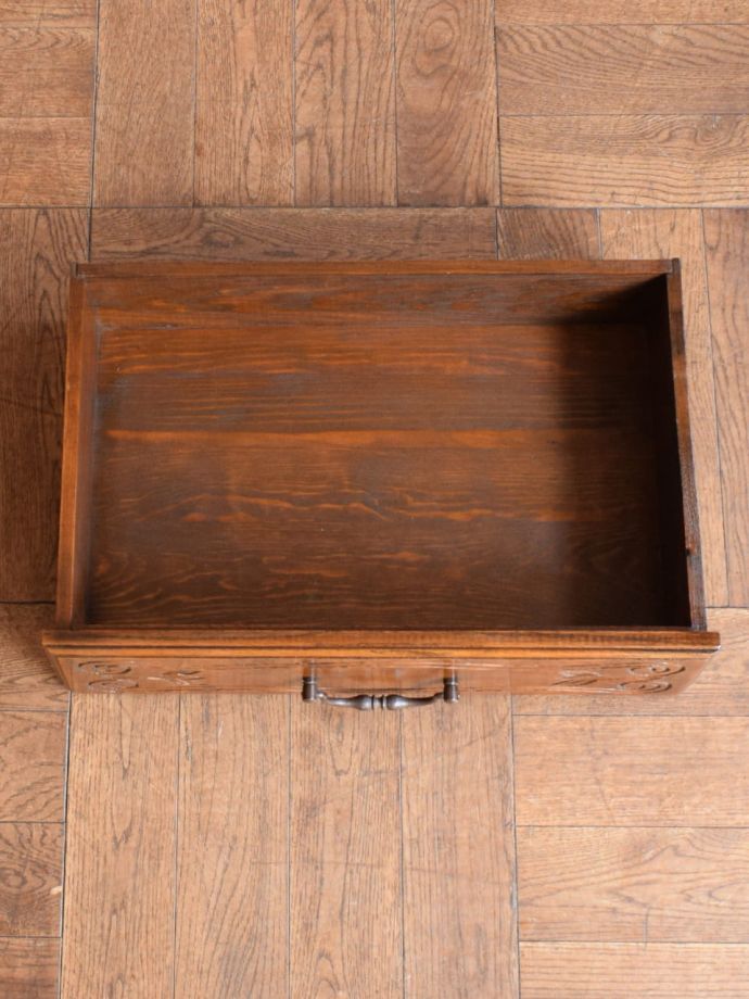 サイドボードの引き出しの中