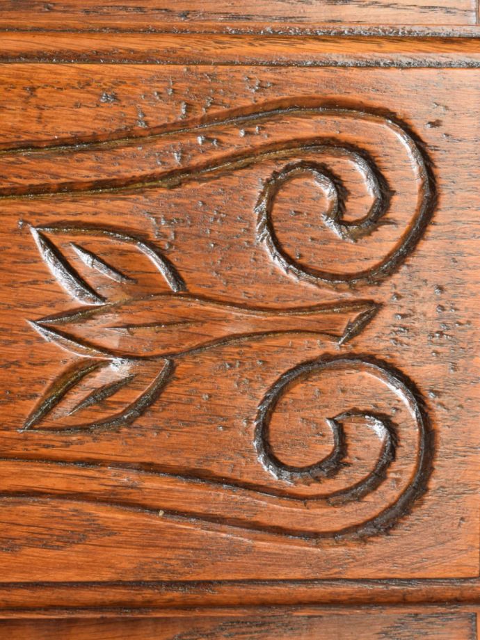フランス家具らしい美しい彫り