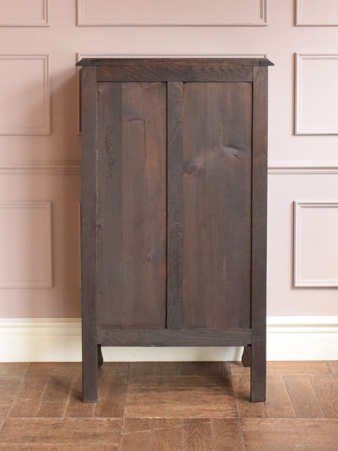 サイドボードの後ろ姿