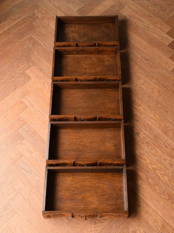 アンティークチェストの引き出しの中