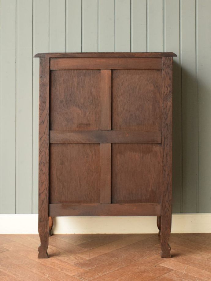 チェストの後ろ姿