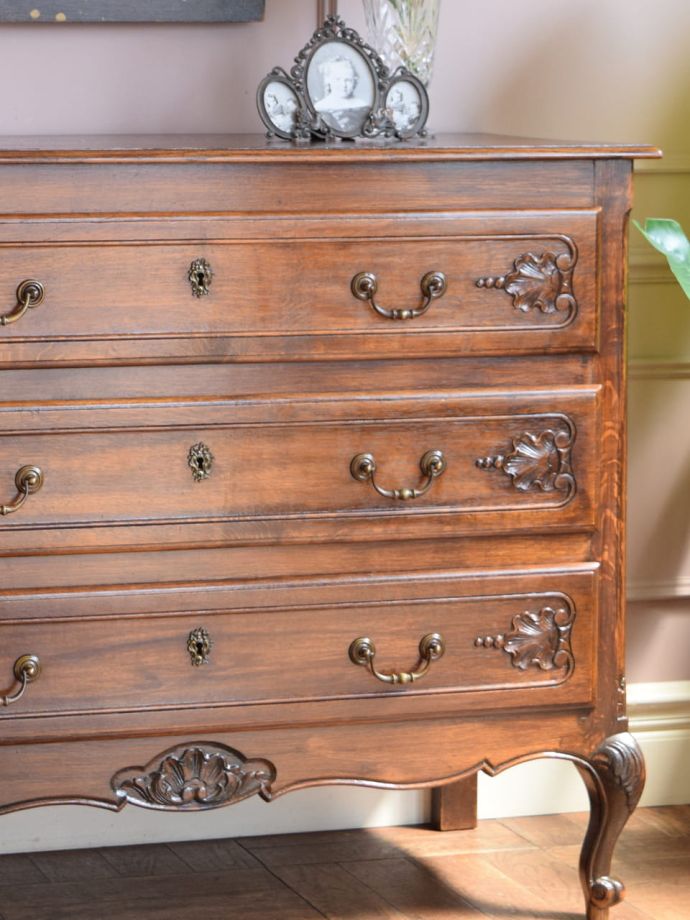 フランスの家具らしい美しいフォルム