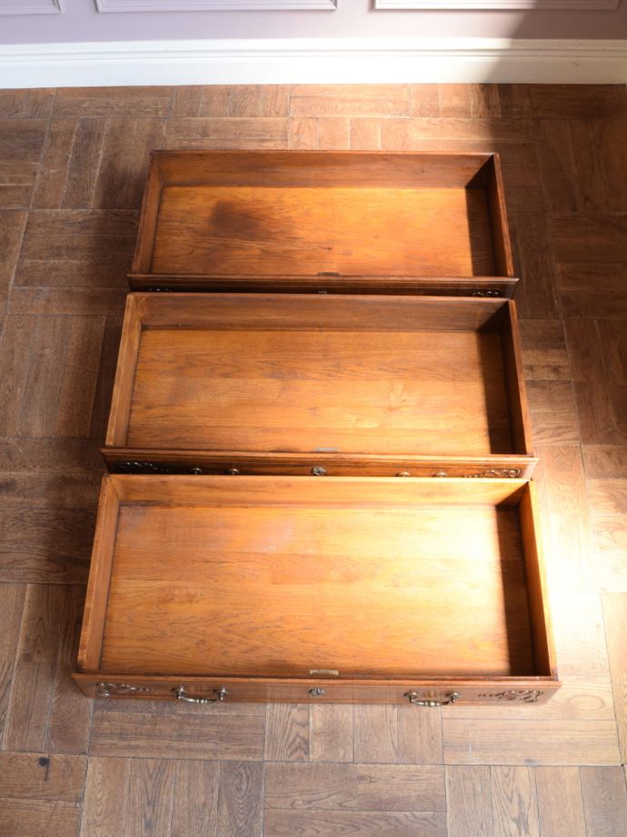 アンティークチェストの引き出しの中