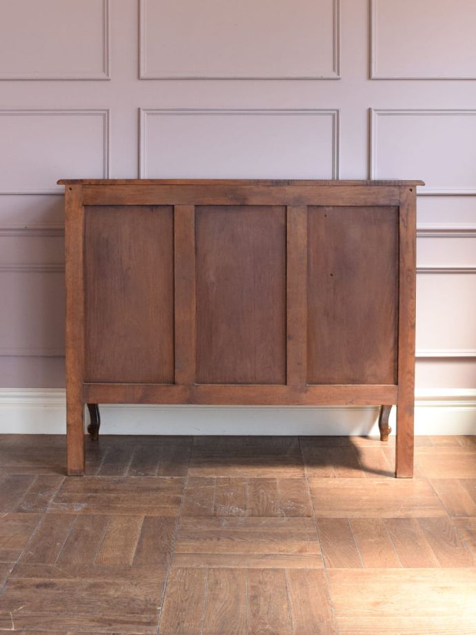 チェストの後ろ姿