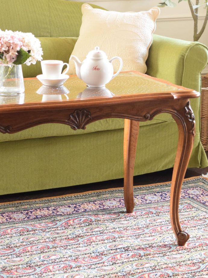 フランスの家具らしい美しいフォルム