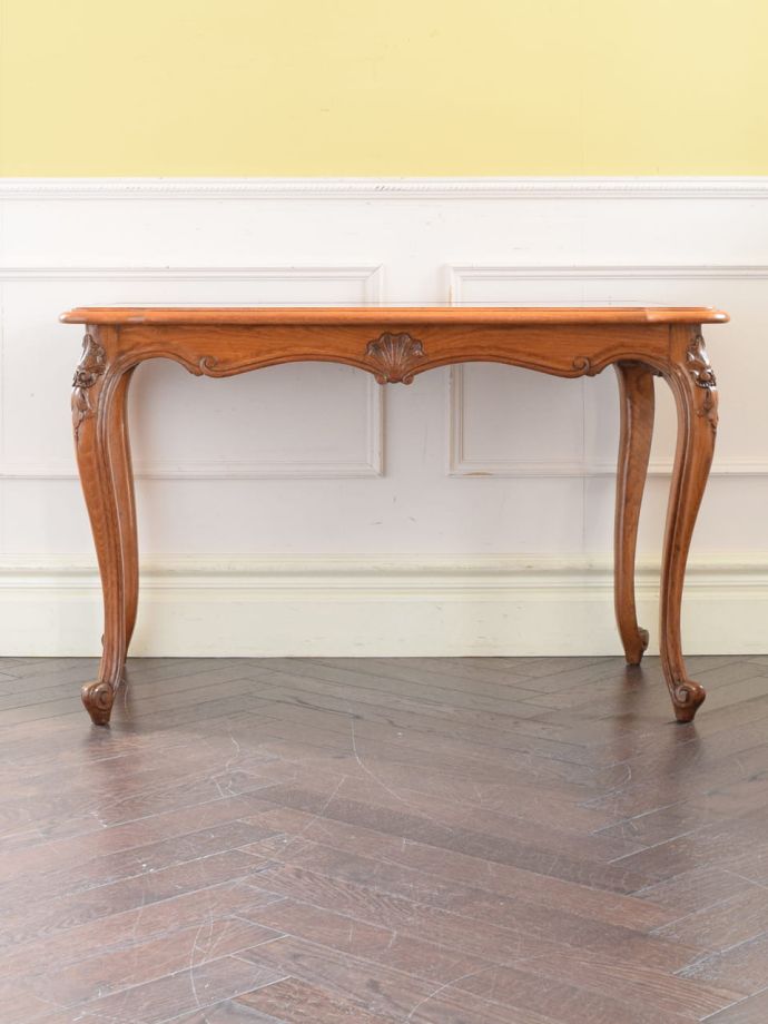 アンティークテーブルの横顔